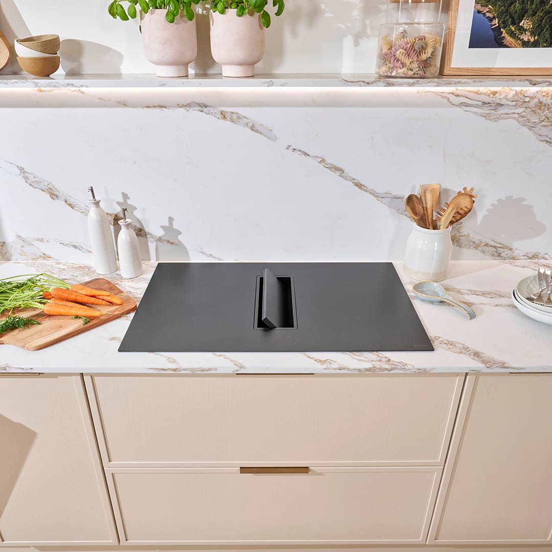 caple-83cm-induktionskochfeld-matt-schwarz-mit-downdraft-abzug image 2