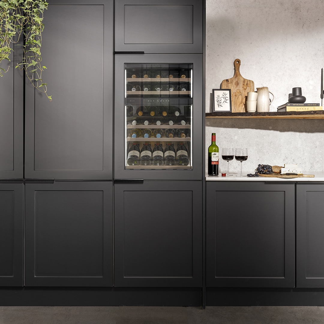 caple-vollintegrierter-in-column-weinschrank-einbau image 2