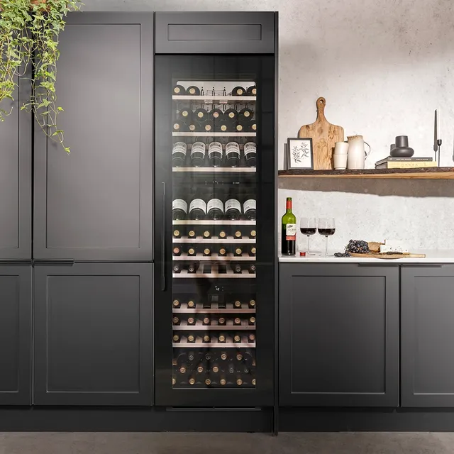 caple-in-column-triple-zone-weink-hler-schwarzglas image 1