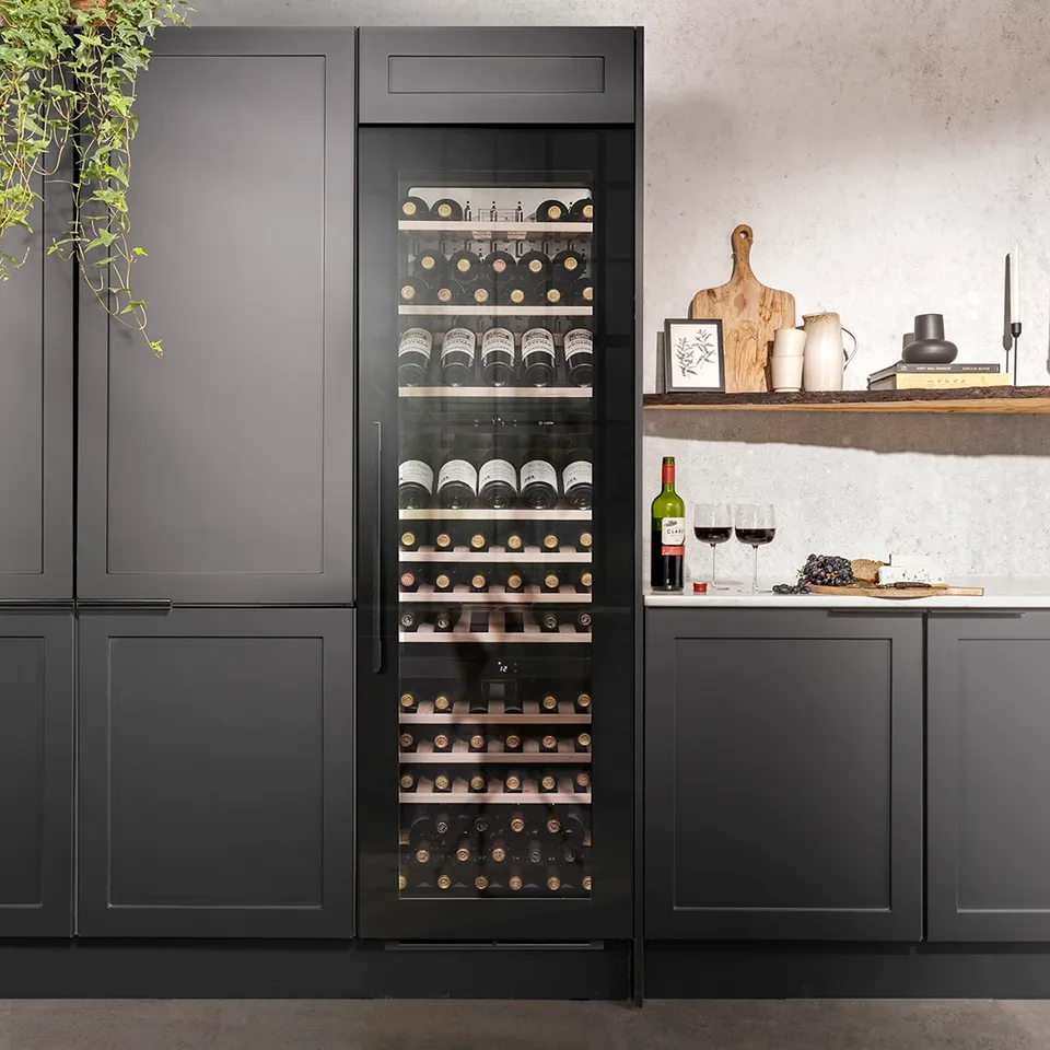 caple-in-column-triple-zone-weink-hler-schwarzglas image 1
