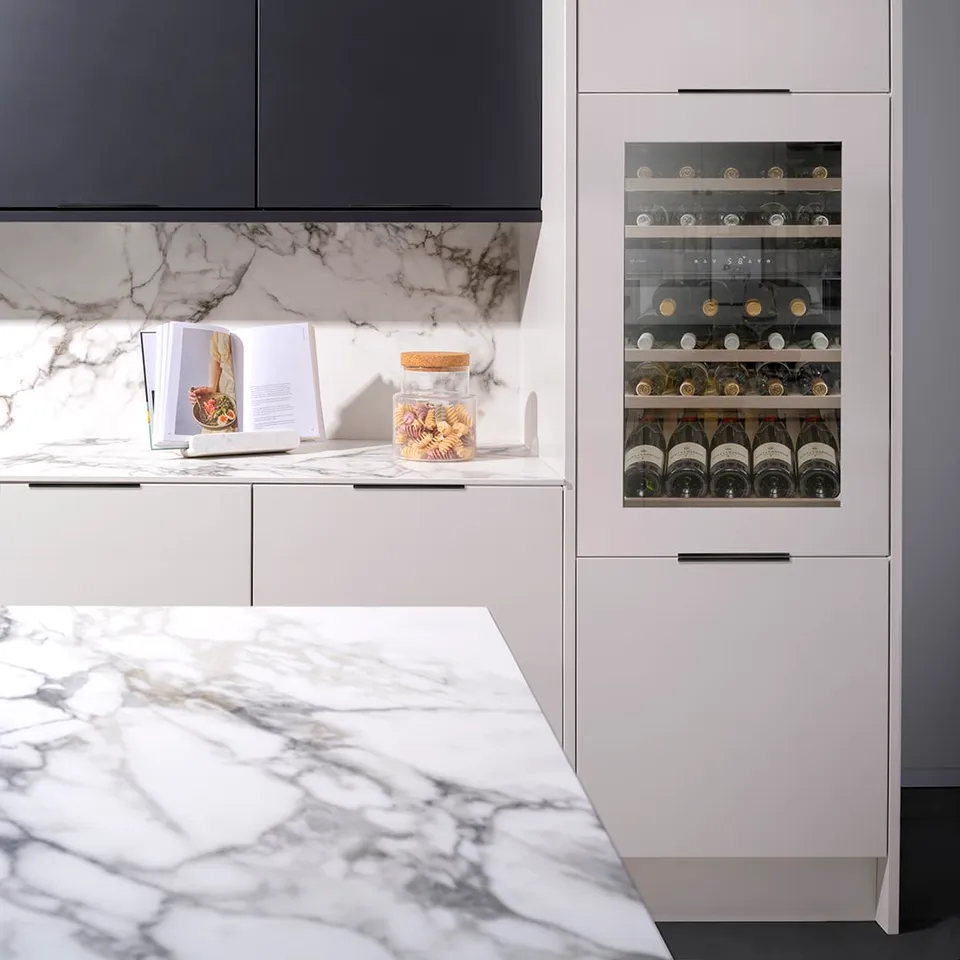 caple-vollintegrierter-in-column-weinschrank-einbau image 1