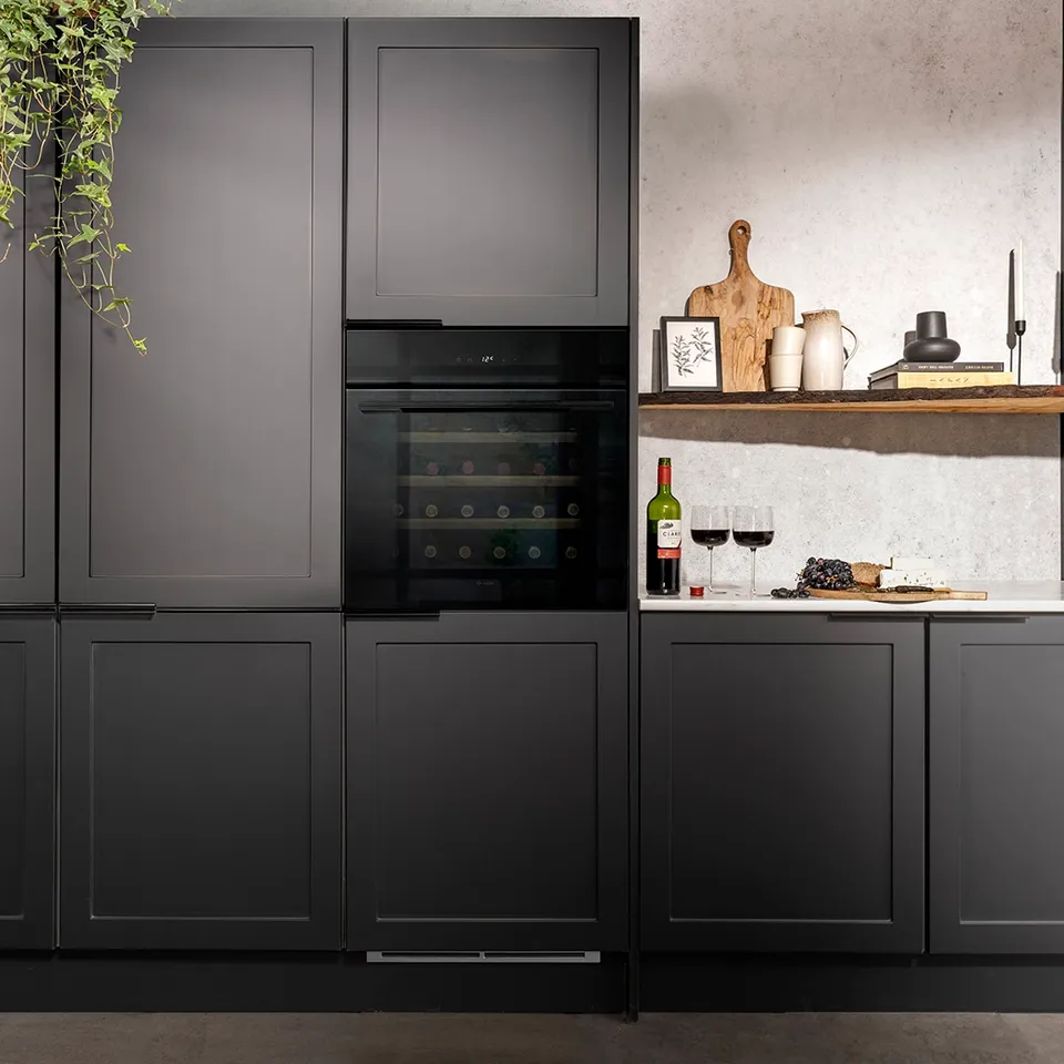caple-in-column-single-zone-weink-hler-schwarzglas image 1